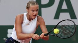 Schmiedlová senzačne vyradila Azarenkovú. Ďalej ide aj Gombos