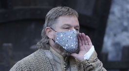Herec Matt Damon s ochranným rúškom na tvári počas prestávky v nakrúcaní filmu Last Duel.
