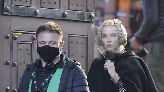 Herečka Jodie Comer na nakrúcaní filmu režiséra...