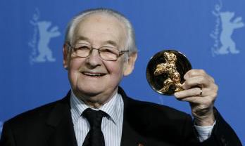 Poľský režisér Andrzej Wajda drží čestnú cenu...