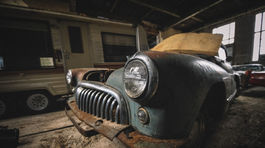 Opustená škola - staré autá v Munnsville