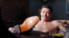 Úplne nahý Hugh Jackman! To musíte vidieť, herec zabáva v reklame na topánky