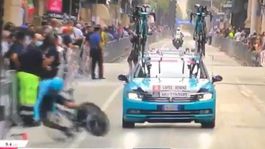 Kolumbijčana po tvrdom náraze odviezla sanitka. Sagan sa rútil aj 101 km/h 
