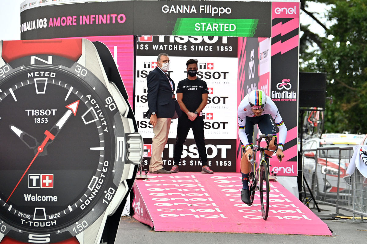 Filippo Ganna štartuje do časovky pretekov Giro...