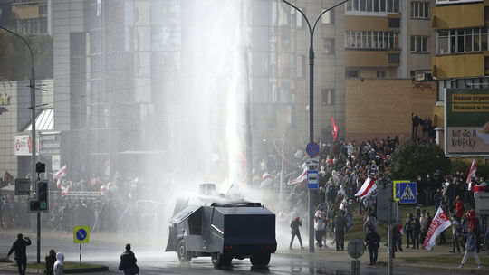 Bielorusi opäť protestovali, polícia ich rozháňala vodným delom