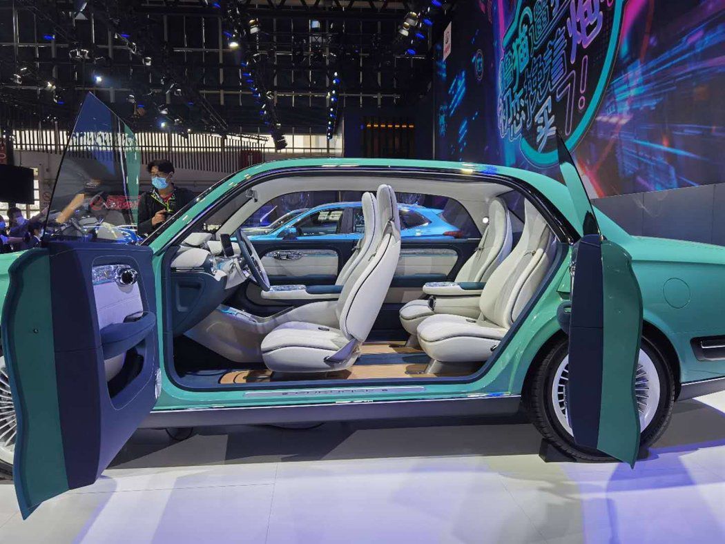 Ako sa na koncept patrí, dvere majú bezrámovú...