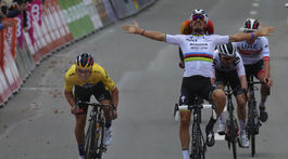 Roglič na páske zdolal radujúceho sa Alaphillipa. Ten prišiel aj o druhé miesto