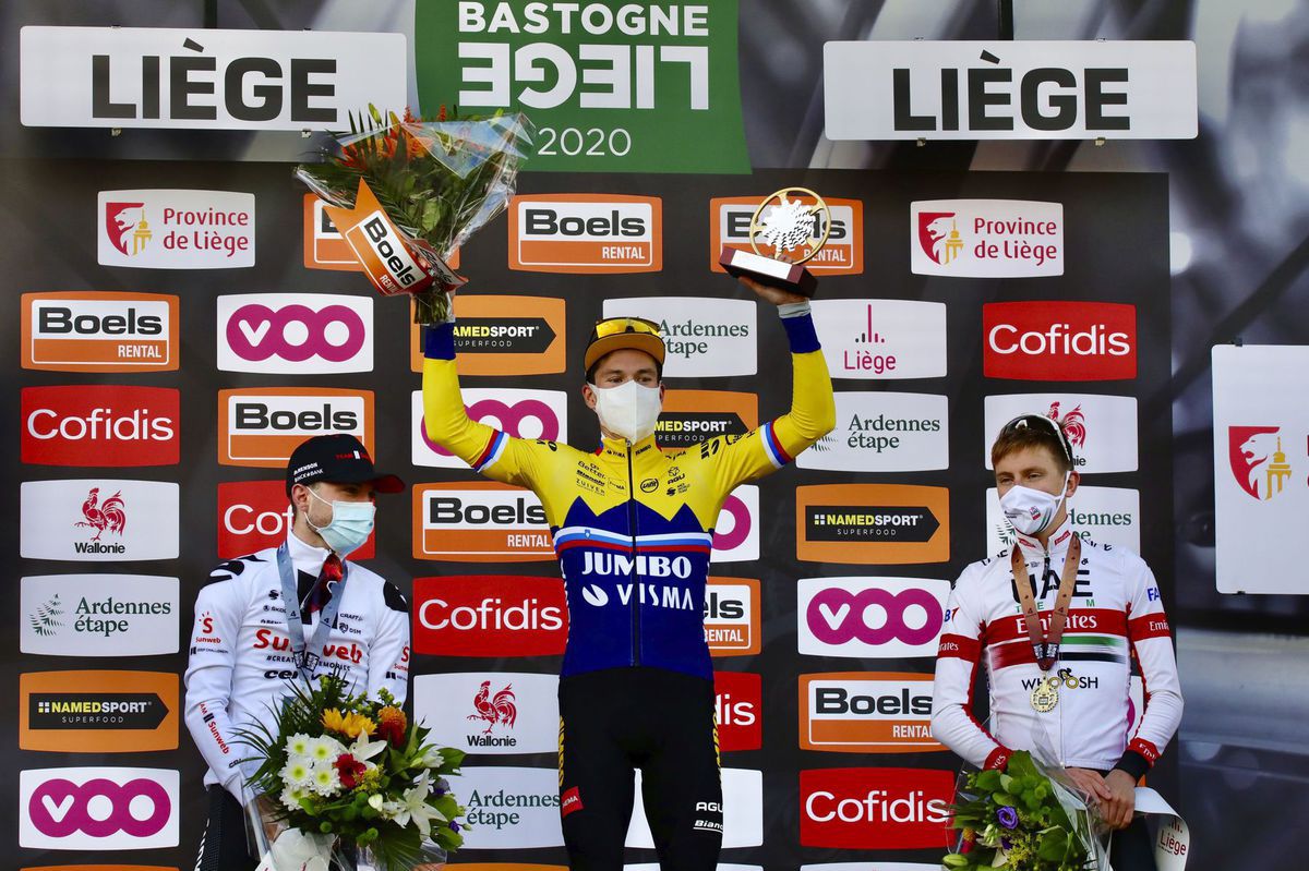 Primož Roglič (v strede), druhý Marc Hirschi...