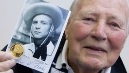 Karel Fiala vyfúkol rolu Limonádového Joea Kodetovi, ale spieval zaňho Gott