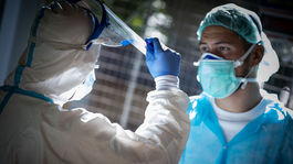 Tí, čo sa nakazia ochorením COVID-19 v práci, majú získať úrazový príplatok 