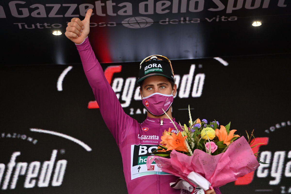 Peter Sagan v cyklámenovom drese pre lídra...