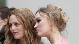 Herečka a speváčka Vanessa Paradis (vľavo) a jej dcéra Lily-Rose Depp prišli na prehliadku značky Chanel spoločne. 