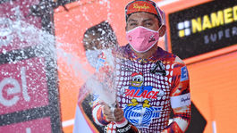 Za dresy s káčermi vysolili tímu pokutu. Užite si večeru, schytal šéf UCI