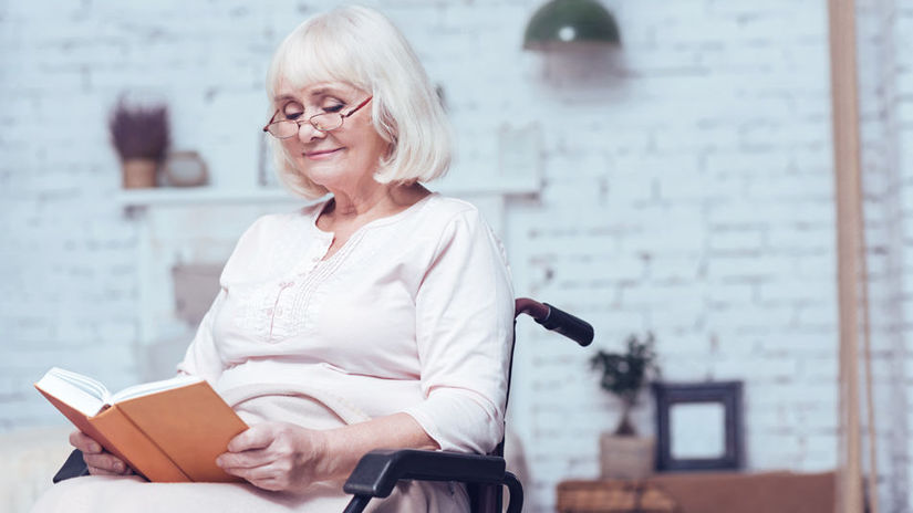 žena, dôchodkyňa, invalidný vozík, ZŤP, čítanie