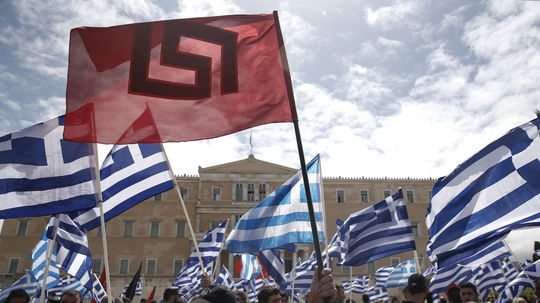 Súd v Grécku označil neonacistickú stranu Zlatý úsvit za zločineckú organizáciu