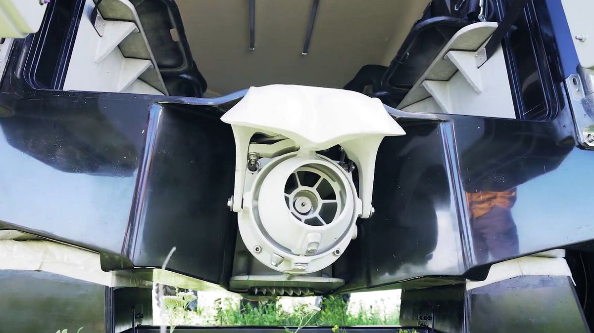 Namiesto vrtule má Drozd vodnú dýzu. To znamená...