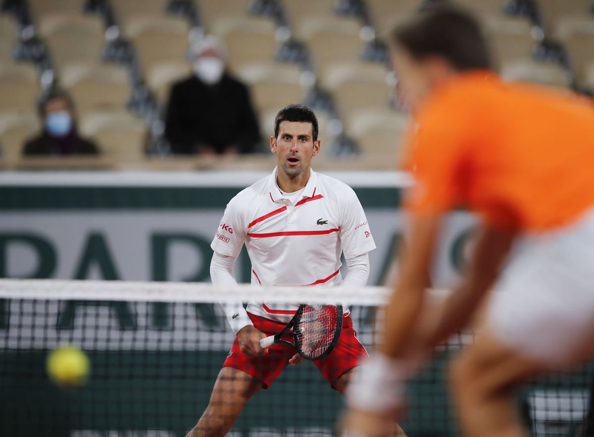 Novak Djokovič v zápase s Pablom Carrenom-Bustom.