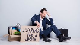 Firmy už začali špekulovať. Môžu ľudí bez testu vyhodiť z práce?