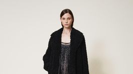 Dámsky kabát z umelej kožušiny Twinset, predáva sa za 315 eur. 