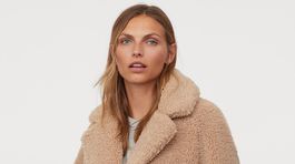 Dámsky plyšový kabát H&M, predáva sa za 69,99 eura. 