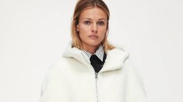 Huňatý kabát v bielej farbe Zara, predáva sa za 69,95 eura. 