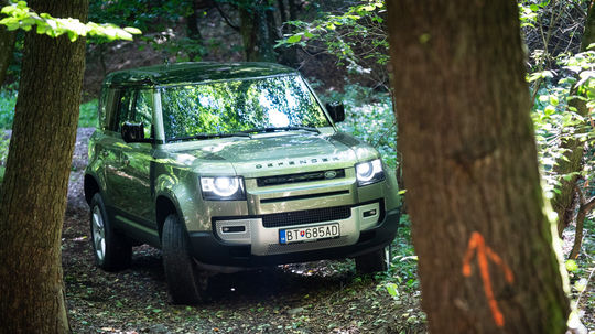 Land Rover Defender 110 D240 First Edition -...