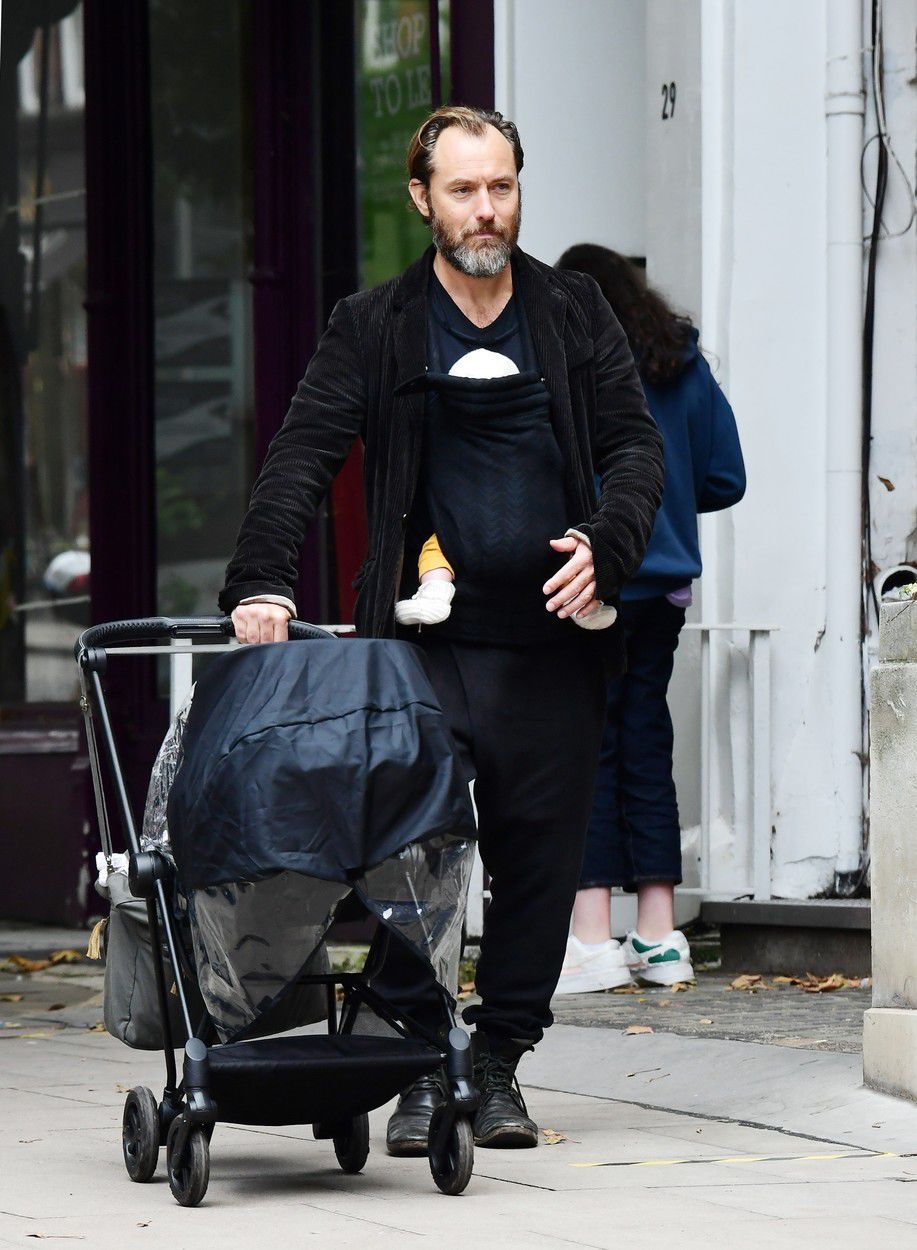 Jude Law na prechádzke s jeho najmladším...