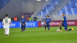 Pokľaknite na Slavíne, odkázal Kollár futbalistom. Exreprezentant reagoval