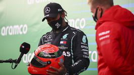 Hamilton sa hrával na Schumachera. Po rekorde dostal prilbu aj odkaz od rodiny
