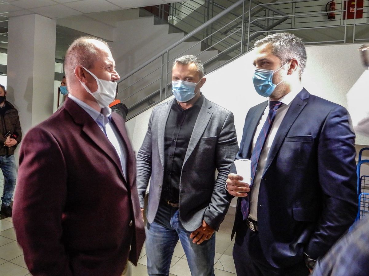 Vľavo predseda ĽSNS Marian Kotleba na súde v...