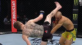 Kop do temena, kotúľ, spŕška úderov. Brazílčan na ceste za Rusom schytal 