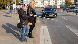 Pozrite sa, ako dáva nevidiaci najavo svoj úmysel prejsť cez vozovku