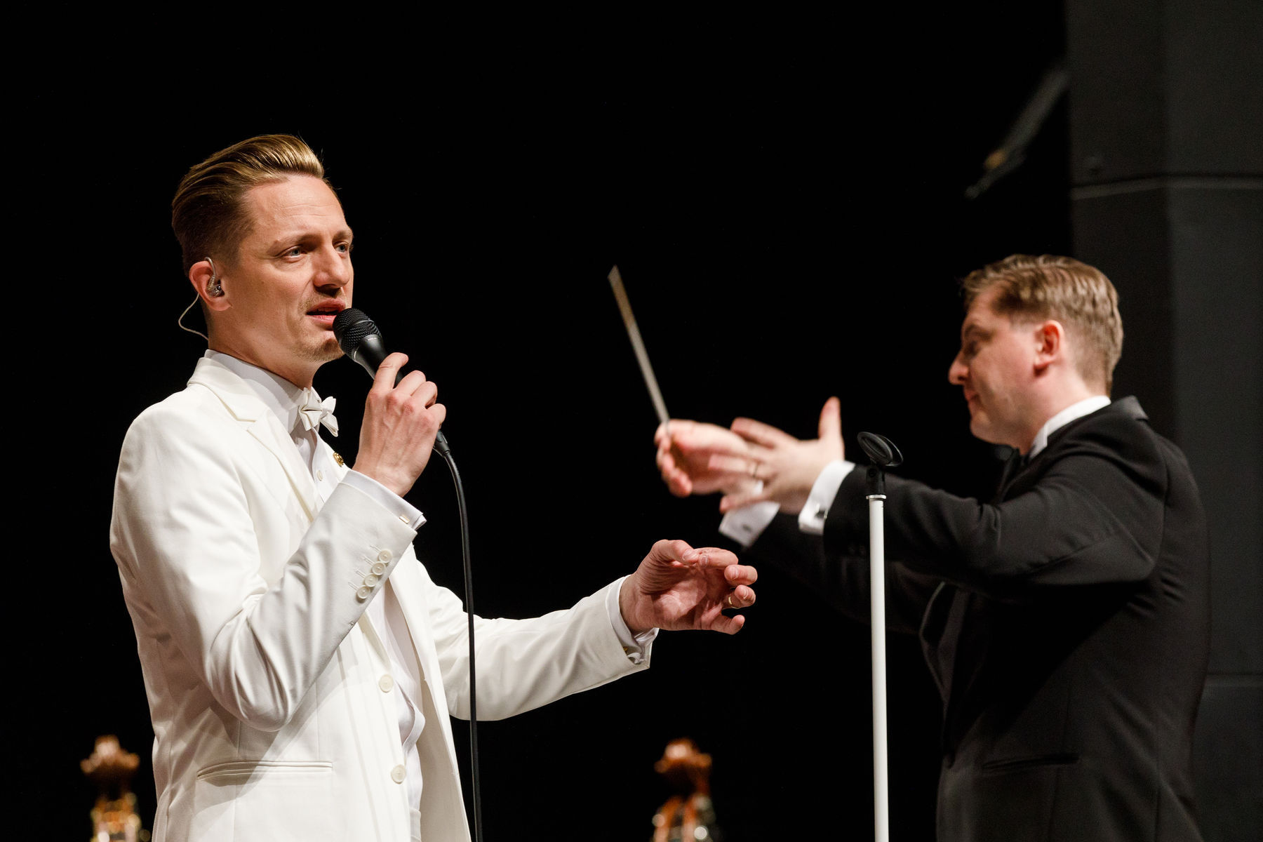 Spevák Ondřej Ruml a dirigent Jan Kučera.