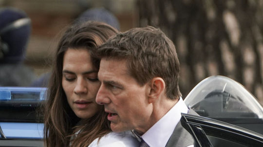Herec Tom Cruise a jeho kolegyňa Hayley Atwell...