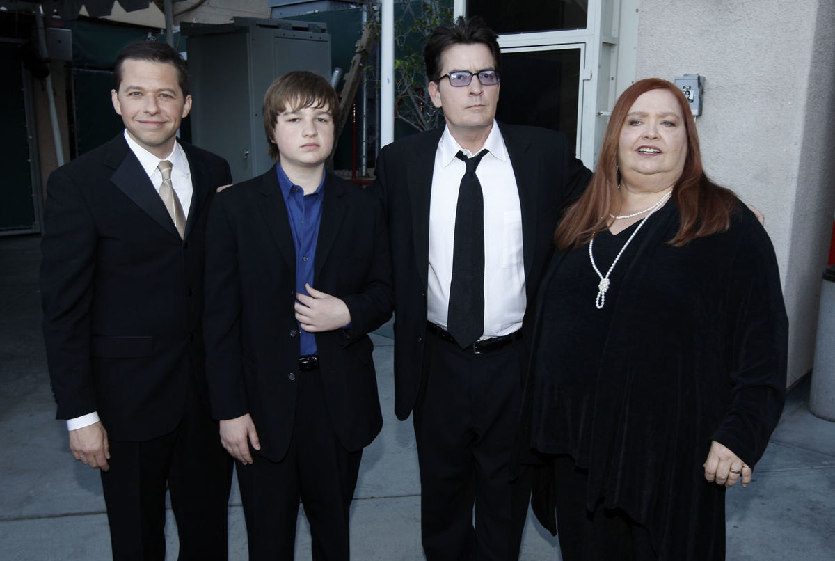 Zľava: Jon Cryer, Angus T. Jones, Charlie...