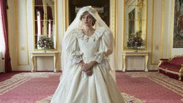 Mladá herečka v seriáli Koruna ako princezná Diana vo svadobnom! Porovnajte ich