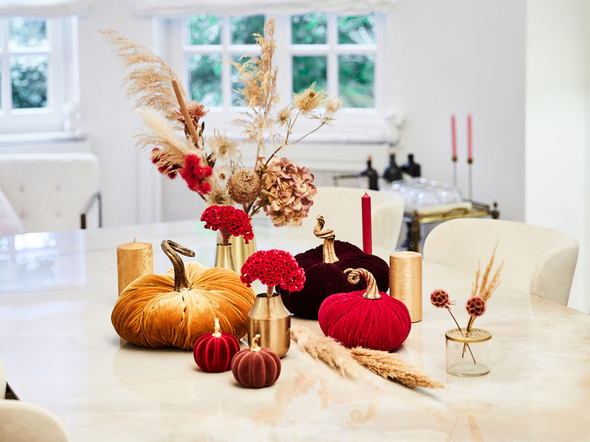 Interiér izby s dekoráciami v štýle jesene a...