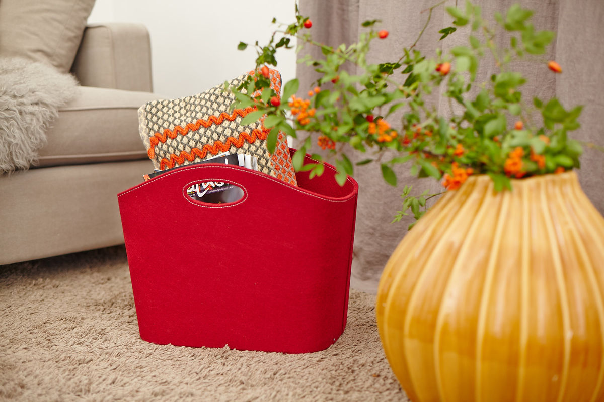 Interiér izby s dekoráciami vo farbách jesene,...