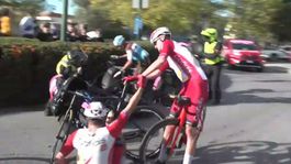 Viviani to schytáva z každej strany. Pozrite si, ako ho zostrelil motorkár