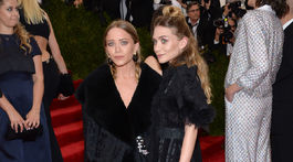 Herečky, dizajnérky Mary-Kate Olsen a Ashley Olsen v roku 2015 na akcii MET Gala v kreáciách John Galliano pre Christian Dior. 