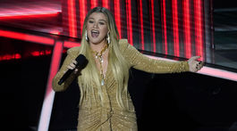 Moderátorkou večera bola speváčka Kelly Clarkson.