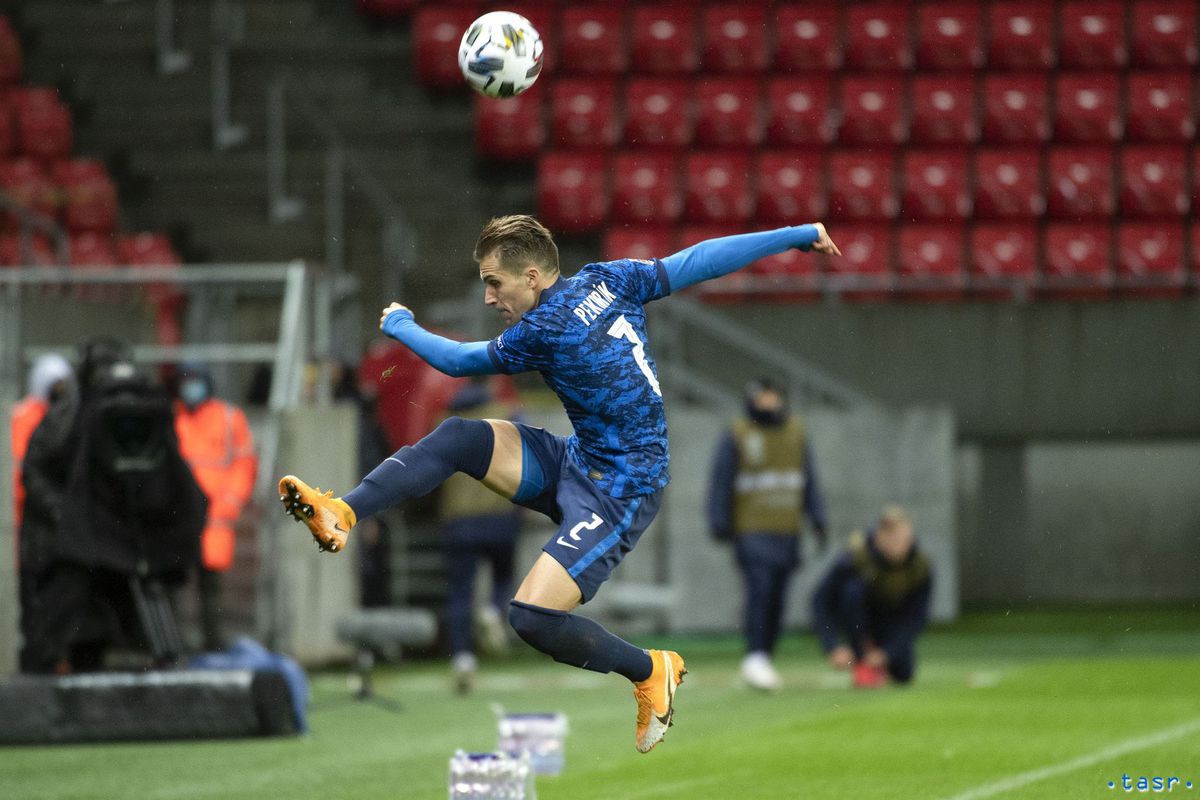 Peter Pekarík v zápase proti Izraelu.