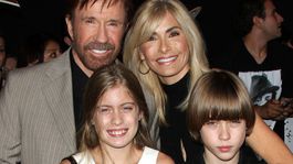 Dvojičky slávneho Chucka Norrisa? Ich otcom sa stal po 60-ke, je ich hrdinom