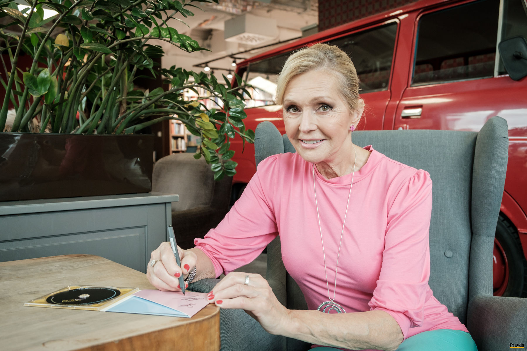 Helena Vondráčková podpisuje svoj nový album...