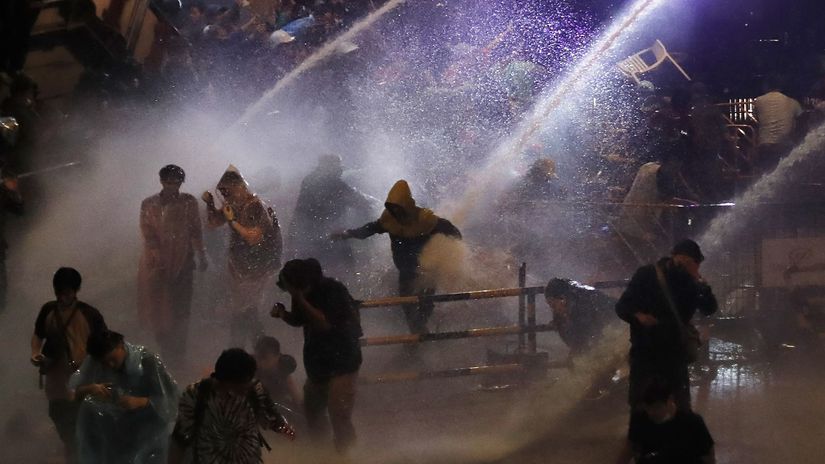 Thajská polícia použila v piatok proti...