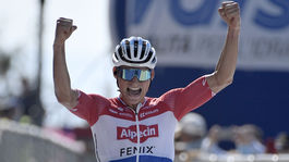 Finiš o centimetre. Van Aert doma prehral najväčšie preteky s najväčším rivalom