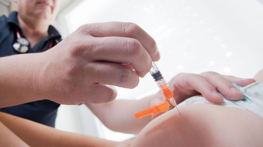 Očkovanie je prípravou na čipovanie ľudí, myslí si 31 percent učiteľov