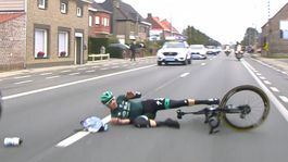 Saganov kolega babrácky odhodil tašku a skončil na zemi. Internet ho nešetrí