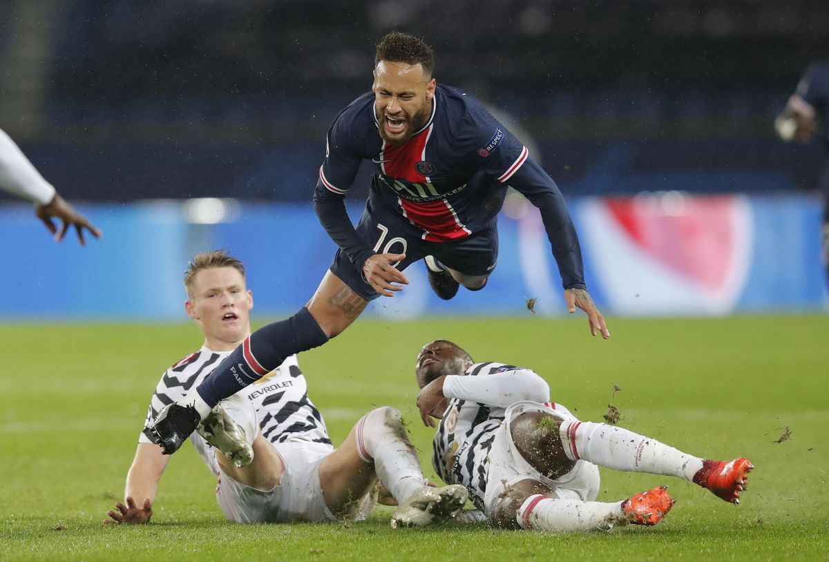 Hviezdny futbalista Paríža Neymar padá cez...