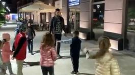 Lekcia od šampióna. Djokovičovo gesto z ulíc Belehradu je hitom